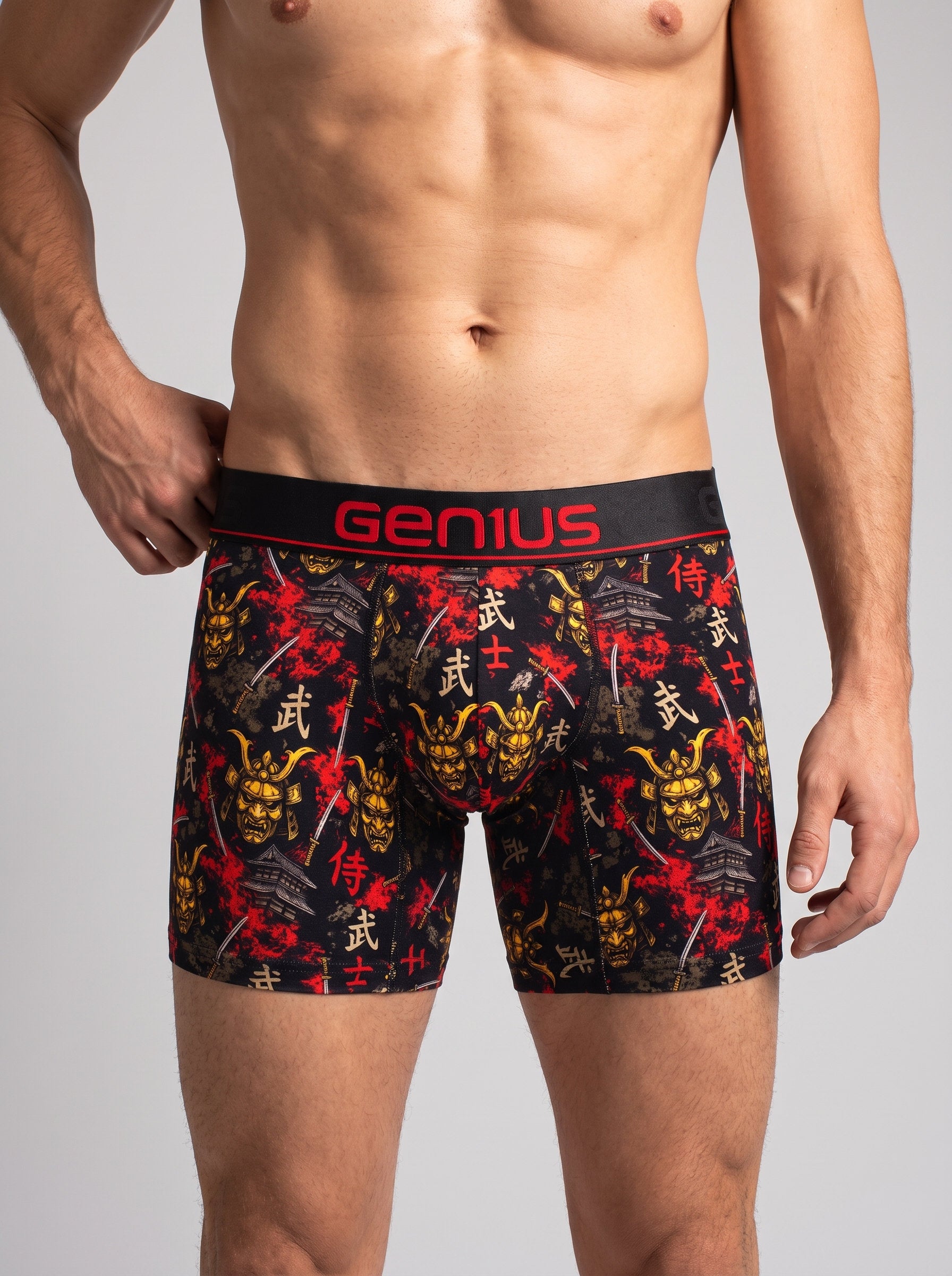 Bóxer Samurai Genius en modelo, vista frontal completa del estampado