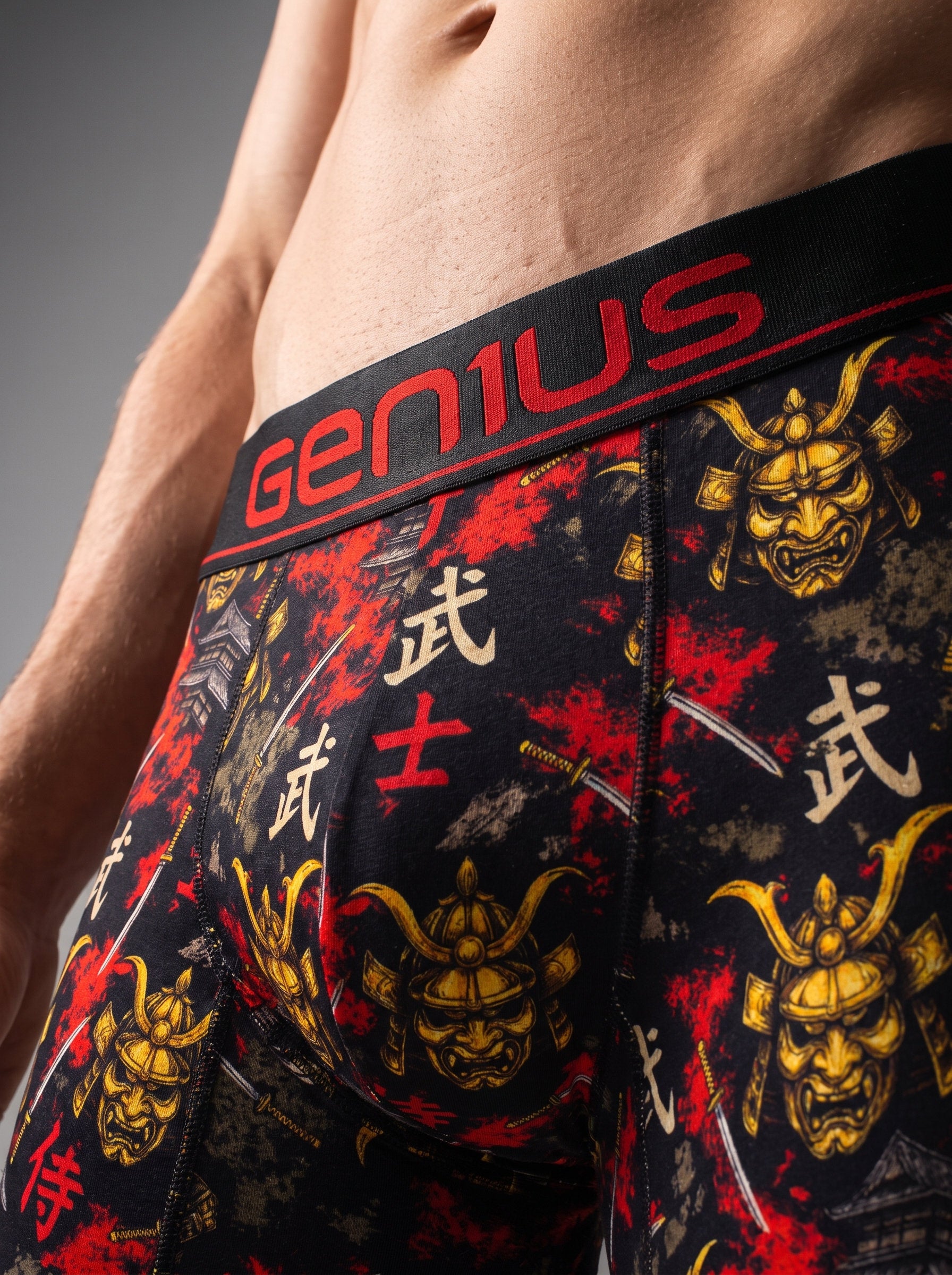 Detalle macro del estampado Samurai: máscaras de oro, katanas y kanjis